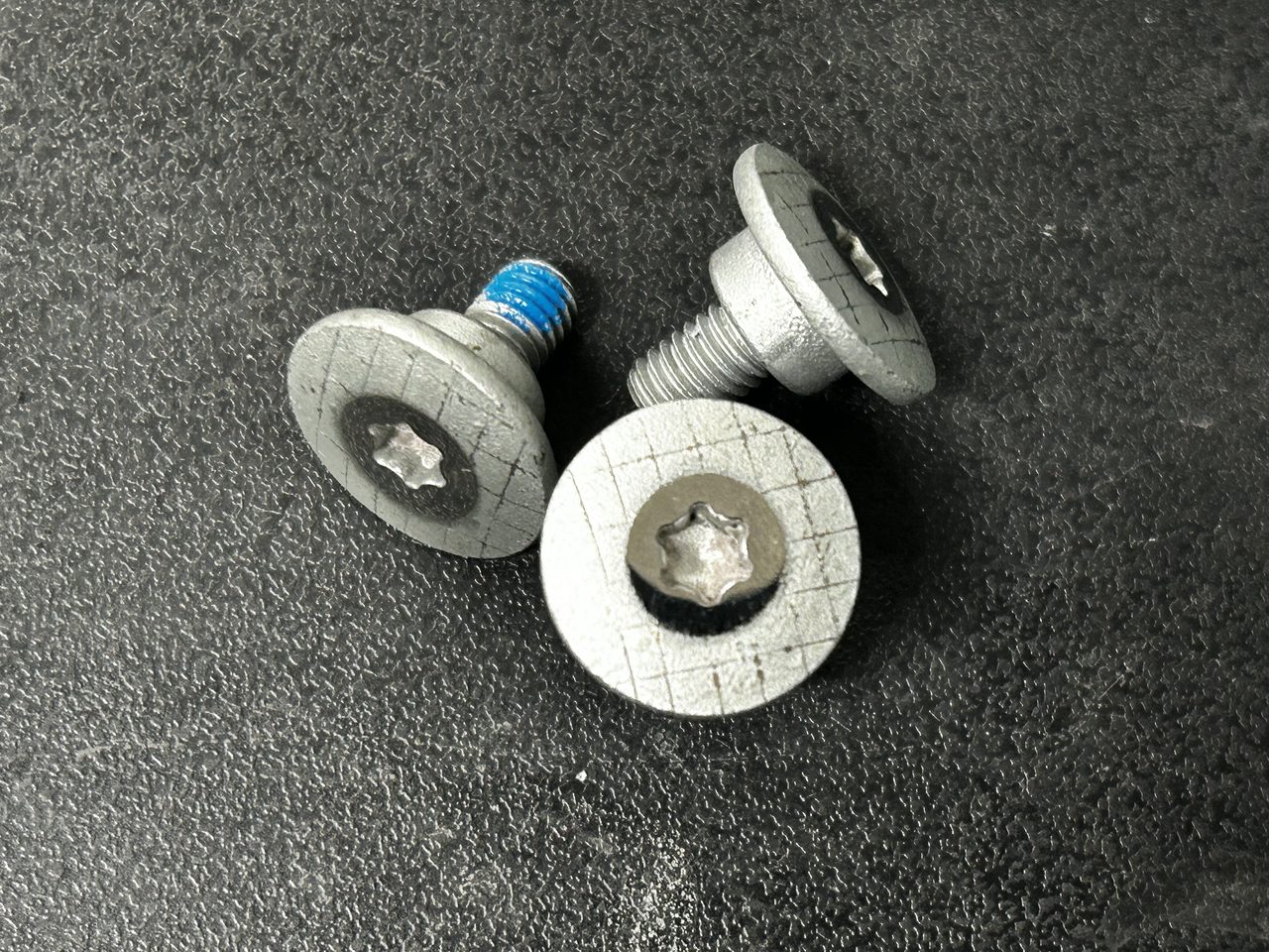 冷镦成形的 Torx 驱动高强铝合金螺栓，头部表面可见冷镦金属流线