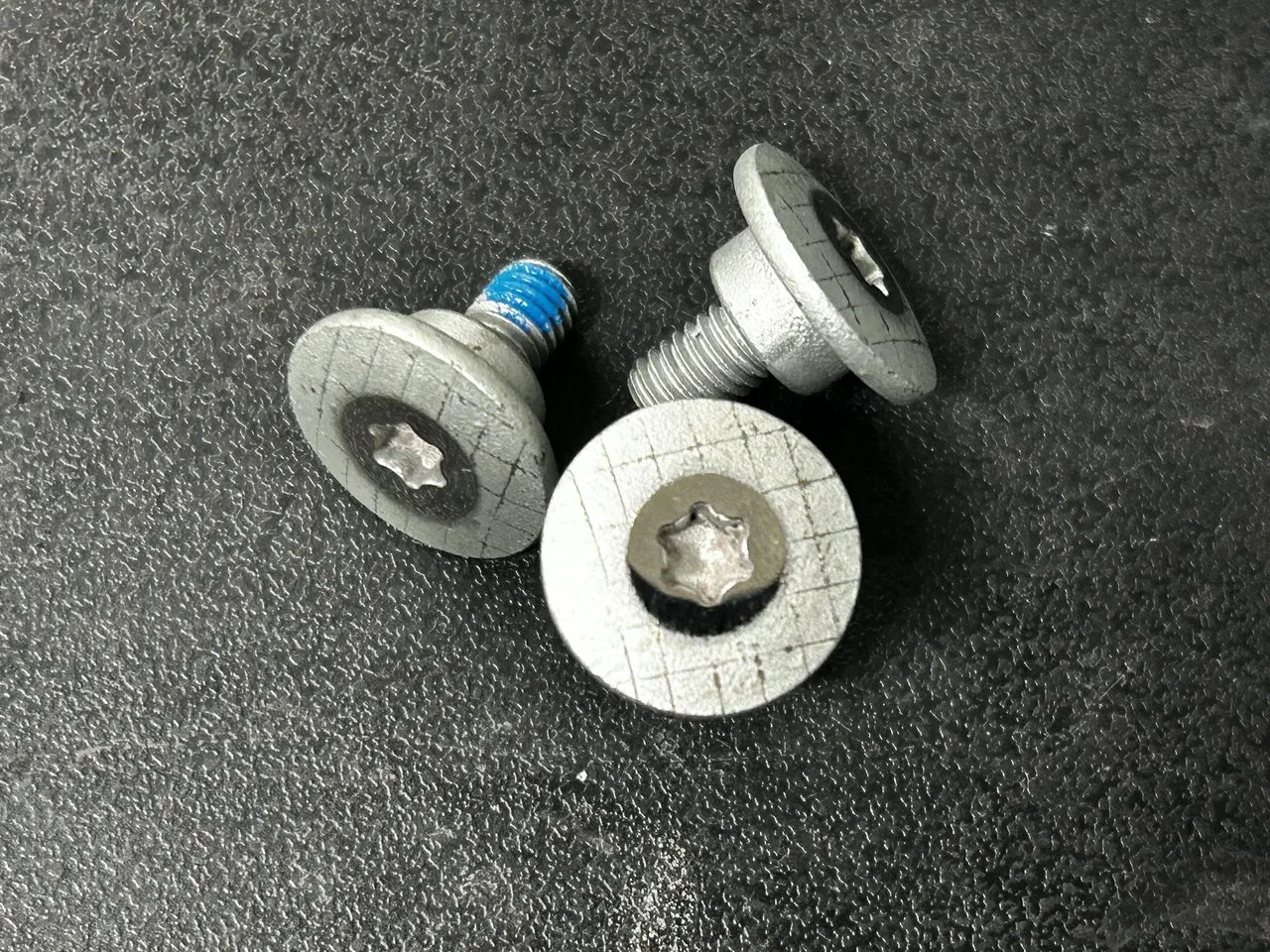 冷镦成形的 Torx 驱动高强铝合金螺栓，头部表面可见冷镦金属流线